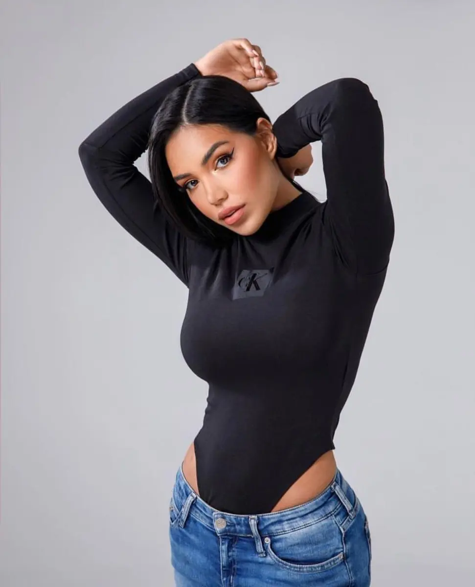  Anika escort in Paris